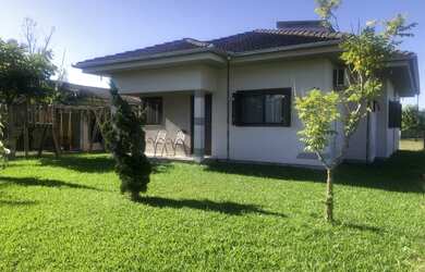 Imagem: A casa possui 3 Dormitórios, 2 Banheiros, 2 Vagas na garagem