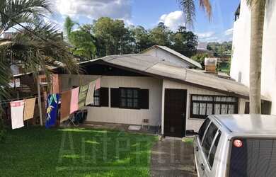 Imagem: A casa possui 2 Dormitórios, 2 Banheiros, 2 Vagas na garagem