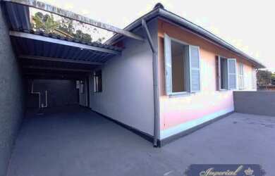 Imagem: A casa possui 2 Dormitórios, 2 Banheiros, 2 Vagas na garagem