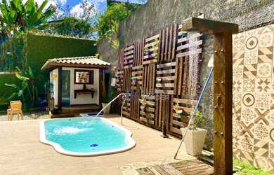 Imagem: A casa possui 3 Dormitórios, 4 Banheiros, 5 Vagas na garagem