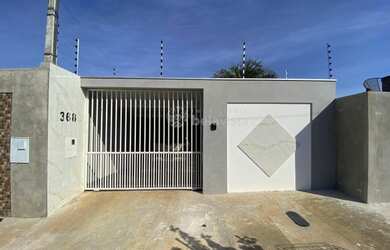 Imagem: A casa possui 3 Dormitórios, 3 Banheiros, 1 Vaga na garagem