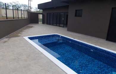 Imagem: A casa em condomínio possui 3 Dormitórios, 5 Banheiros, 250m²