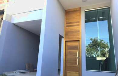 Imagem: A casa possui 3 Dormitórios, 2 Banheiros, 2 Vagas na garagem