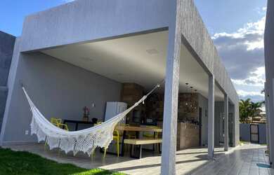 Imagem: A casa em condomínio possui 4 Dormitórios, 4 Banheiros, 5