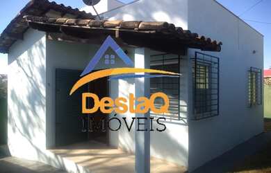 Imagem: A casa possui 2 Dormitórios, 1 Banheiro, 2 Vagas na garagem