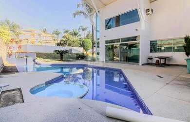 Imagem: A casa possui 4 Dormitórios, 4 Banheiros, 5 Vagas na garagem