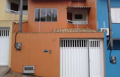 Imagem: A casa possui 2 Dormitórios, 3 Banheiros, 1 Vaga na garagem