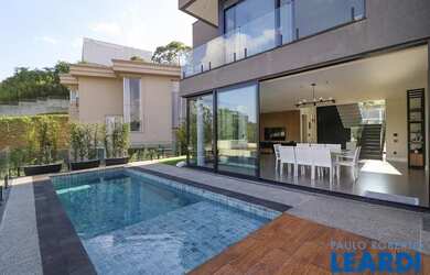 Imagem: A casa em condomínio possui 4 Dormitórios, 4 Banheiros, 4