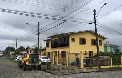 Imagem: A casa possui 5 Dormitórios, 3 Banheiros, 2 Vagas na garagem