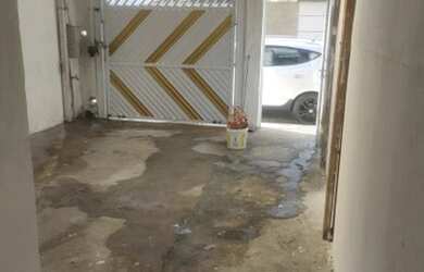 Imagem: A casa possui 1 Dormitório, 1 Banheiro, 1 Vaga na garagem e