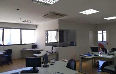 Imagem: O depósito possui 3 Vagas na garagem, 130m² de Área e está