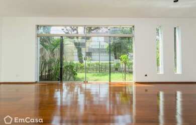 Imagem: A casa possui 4 Dormitórios, 3 Banheiros, 5 Vagas na garagem