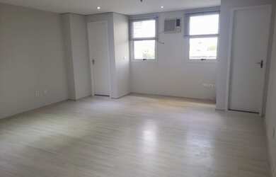 Imagem: O depósito possui 1 Vaga na garagem, 30m² de Área e está