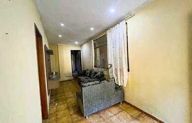 Imagem: A casa possui 3 Dormitórios, 1 Banheiro, 1 Vaga na garagem