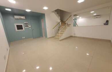 Imagem: O depósito possui 2 Vagas na garagem, 74m² de Área e está