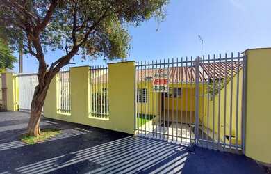 Imagem: A casa possui 3 Dormitórios, 1 Banheiro, 1 Vaga na garagem