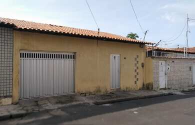 Imagem: A casa possui 3 Dormitórios, 2 Banheiros, 2 Vagas na garagem