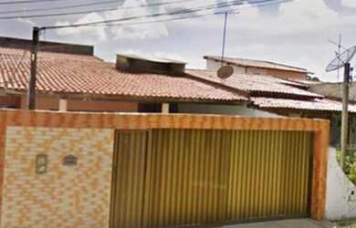 Imagem: A casa possui 3 Dormitórios, 1 Banheiro, 3 Vagas na garagem