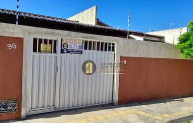 Imagem: A casa possui 3 Dormitórios, 1 Banheiro, 2 Vagas na garagem