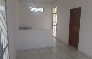 Imagem: A casa possui 1 Dormitório, 1 Banheiro, 2 Vagas na garagem