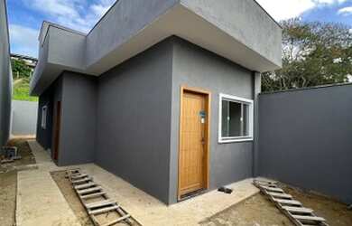 Imagem: A casa possui 2 Dormitórios, 1 Banheiro, 2 Vagas na garagem