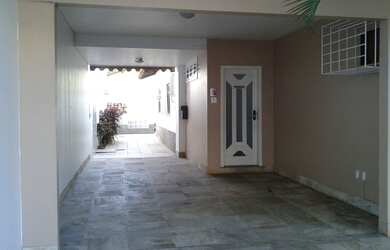 Imagem: A casa possui 5 Dormitórios, 4 Banheiros, 4 Vagas na garagem