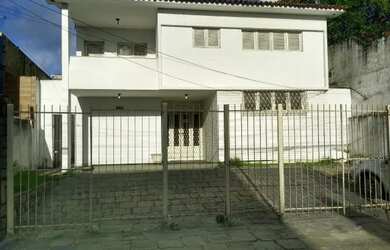 Imagem: A casa possui 5 Dormitórios, 5 Banheiros, 4 Vagas na garagem