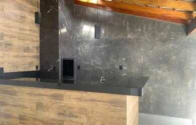 Imagem: A casa possui 3 Dormitórios, 2 Banheiros, 3 Vagas na garagem