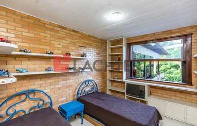 Imagem: A casa em condomínio possui 5 Dormitórios, 5 Banheiros, 4