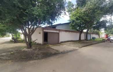 Imagem: A casa possui 3 Dormitórios, 3 Banheiros, 2 Vagas na garagem