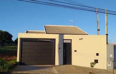 Imagem: A casa possui 3 Dormitórios, 2 Banheiros, 2 Vagas na garagem