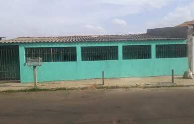 Imagem: A casa possui 3 Dormitórios, 2 Banheiros, 1 Vaga na garagem