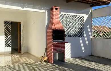 Imagem: A casa possui 3 Dormitórios, 2 Banheiros, 1 Vaga na garagem