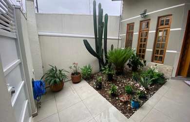 Imagem: A casa possui 3 Dormitórios, 2 Banheiros, 2 Vagas na garagem