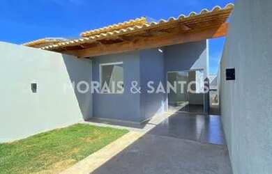 Imagem: A casa possui 2 Dormitórios, 1 Banheiro, 2 Vagas na garagem