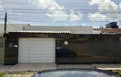 Imagem: A casa possui 2 Dormitórios, 2 Banheiros, 2 Vagas na garagem