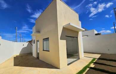 Imagem: A casa possui 2 Dormitórios, 1 Banheiro, 2 Vagas na garagem