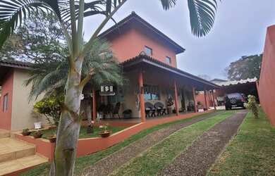 Imagem: A casa possui 3 Dormitórios, 1 Banheiro, 5 Vagas na garagem