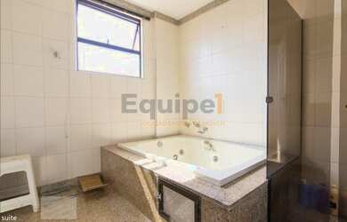 Imagem: O apartamento possui 4 Dormitórios, 5 Banheiros, 3 Vagas na