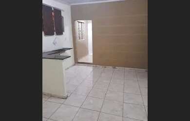 Imagem: A casa possui 1 Dormitório, 1 Banheiro, 1 Vaga na garagem e