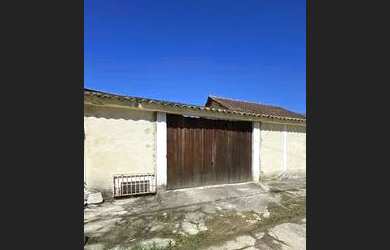 Imagem: A casa possui 2 Dormitórios, 1 Banheiro e 2 Vagas na garagem