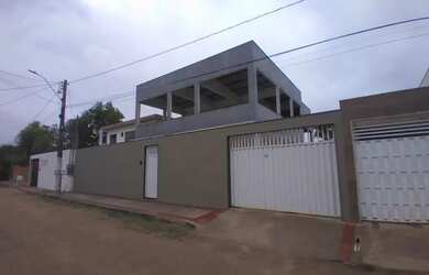 Imagem: A casa possui 4 Dormitórios, 3 Banheiros, 5 Vagas na garagem