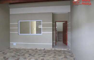 Imagem: A casa possui 3 Dormitórios, 2 Banheiros, 1 Vaga na garagem