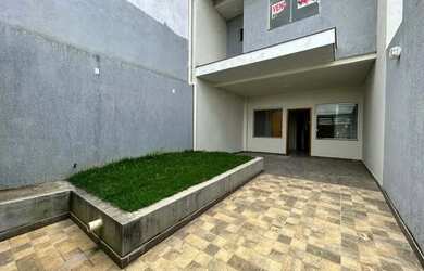 Imagem: A casa possui 3 Dormitórios, 3 Banheiros, 2 Vagas na garagem