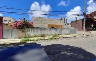 Imagem: A casa possui 4 Dormitórios, 2 Banheiros, 4 Vagas na garagem