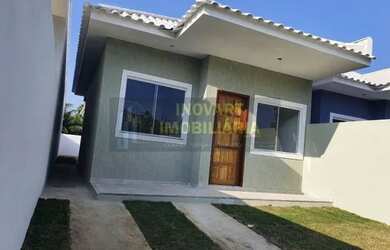 Imagem: A casa possui 3 Dormitórios, 1 Banheiro, 2 Vagas na garagem