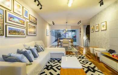 Imagem: A casa possui 3 Dormitórios, 3 Banheiros, 2 Vagas na garagem