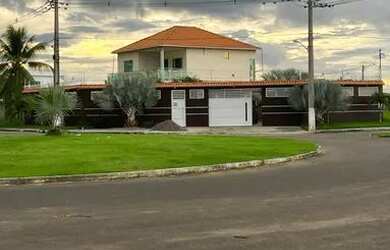 Imagem: A casa possui 3 Dormitórios, 2 Banheiros, 4 Vagas na garagem