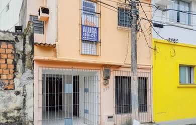 Imagem: A casa possui 2 Dormitórios, 1 Banheiro, 1 Vaga na garagem