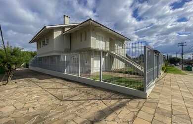 Imagem: A casa possui 4 Dormitórios, 4 Banheiros, 5 Vagas na garagem